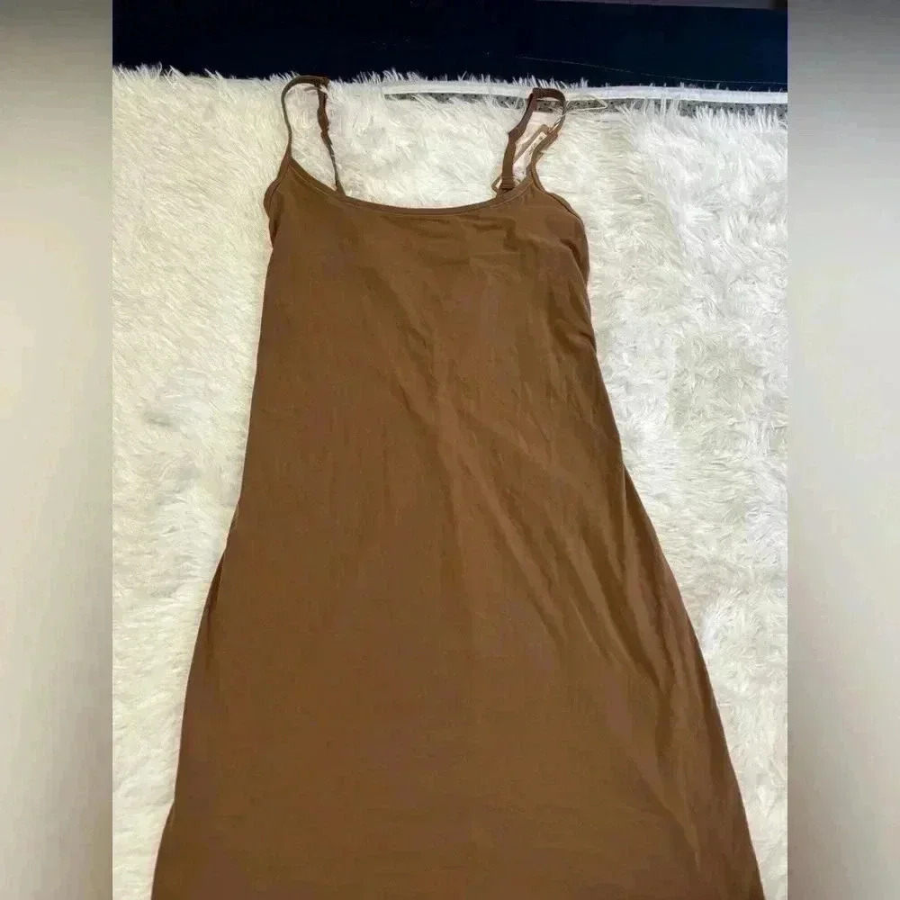 Skims Brand new size:M.         Color :jasper.  Fits  everybody